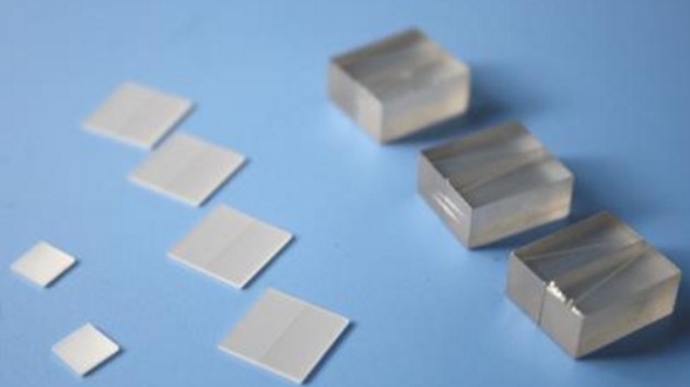 Scopri la versatilità dei cristalli di titanato di stronzio SrTiO3 ideali per la ricerca accademica e l'innovazione industriale